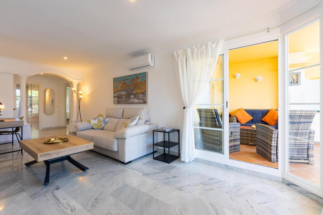 Great Views, Large Terrace & Walking Distance Appartement Marbella